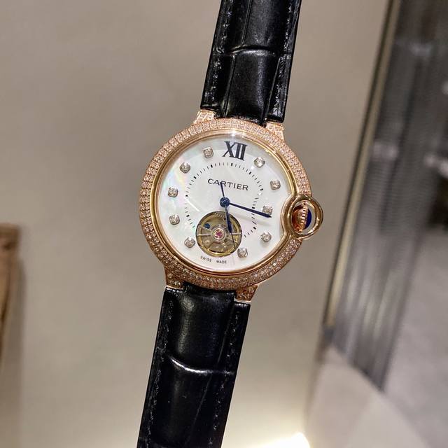 白 金 单排钻20双排40 钢带30 品牌 卡地亚--Cartier 类型 女士腕表 机芯 全自动机械机芯 材质 316L精钢表壳 表镜 矿物强化玻璃镜面 皮质